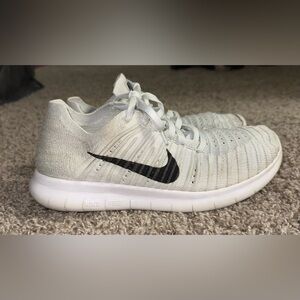 NIKE women’s free flynit Platinum Gray sneakers